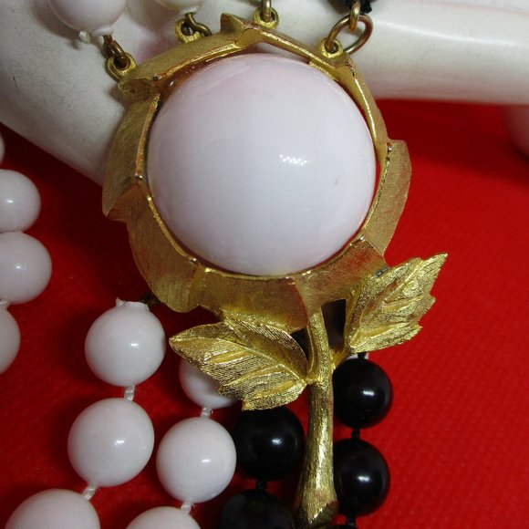 HUGE FLOWER CLASP Four Knotted Strand Lucite Black And White Beaded Necklace - Picture 4 of 12